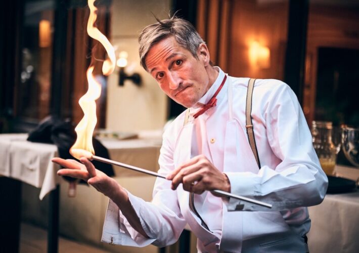 Comedykellner Herbert hält brennende Fackel bei Hochzeitsauftritt