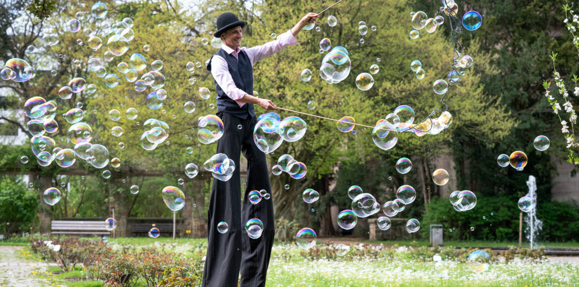 Walking Act mit Stelzenläufer*in und Seifenblasen-Show von justnonstop bei einem Outdoor-Event