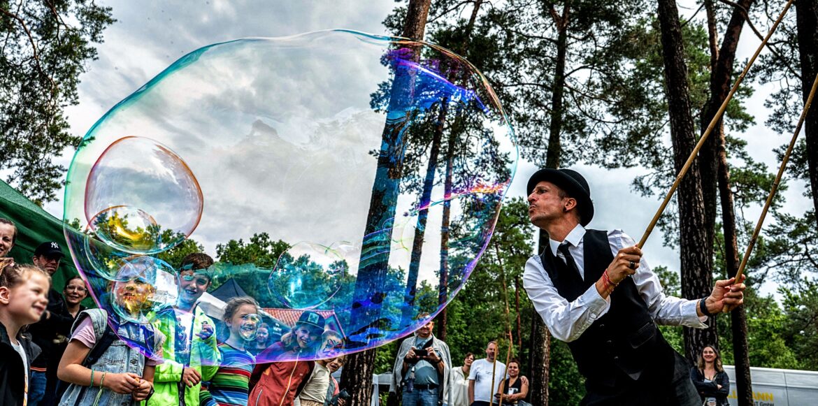 Riesenseifenblasen-Walkact mit justnonstop