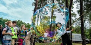 Riesenseifenblasen-Walkact mit justnonstop